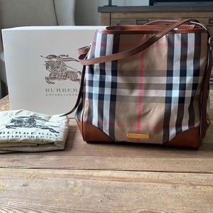 ⭐️Gorgeous large Burberry shoulder bag⭐️